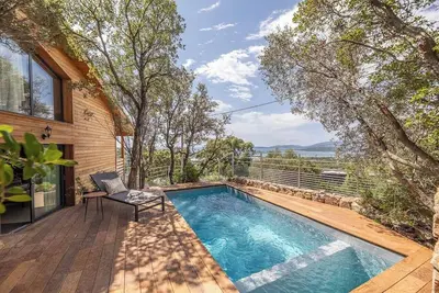 Chalet de luxe 2ch, mezzanine, piscine et vue mer sur la baie de Saint Cyprien.