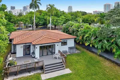 Image de Modern Oasis: Huge Backyard + 6 mins to the Ocean