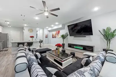 Image de Modern Luxe 2024 Townhome w/ Indoor Hoops, Huge TVs & Near Downtown Fun
