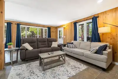 Image de Cozy 4bdr Cabin in Bend- Sleeps 9!