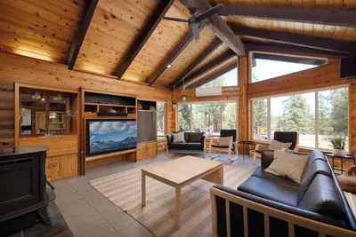 Image de Modern Spacious Cabin Nestled on Several Scenic Acres! Weekly/Monthly Savings!