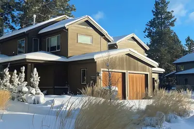 Image de Family Friendly Home | Hot Tub | 20-min to Skiing