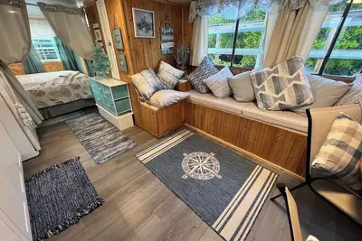 Image de Waterfront Houseboat Oasis at Palm View Marina