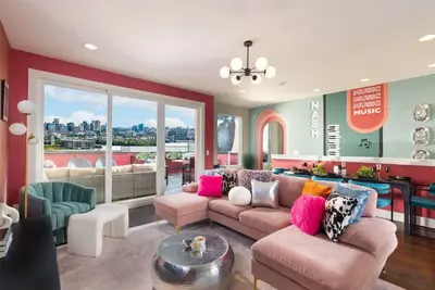 Image de Pink Palace ⁞ Dt views ⁞ 5min 2 Broadway