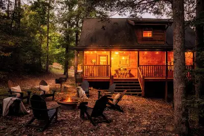 Image de Summer Deals! Family Friendly Cabin w Custom Kid Bunks, Outdoor Firepit & HotTub