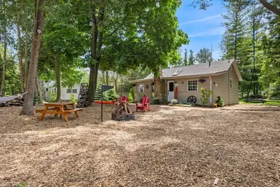 Image de The Cozy Cabin in Port Franks! Close to the Beach! The Perfect spot to Relax!