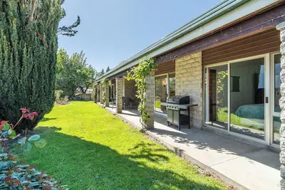 Image de Sunlit Solace - Wanaka Holiday Home