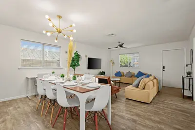 Image de King Bed~Open Living Area~Private Parking~5 Minutes to Dt~Fully Stocked Kitchen