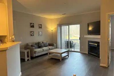 Image de Comfy & Quiet 3-bedroom condo WiFi, Ac, 10 min drive to Vt, Bus Stop - Sleeps 6!