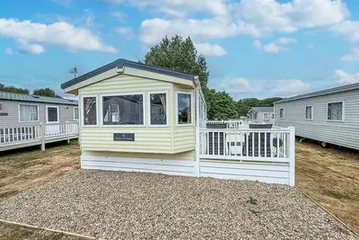 Image de Beautiful 8 berth caravan with decking at Caldecott Park, Norfolk ref 91046c