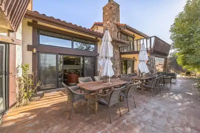 Image de The Logan | Sleeps up to 20