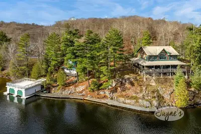 Image de 5 beds 4 bath cottage on Lake Rosseau