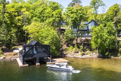 Image de Elegant 7 bed 8 bath cottage on Lake Joseph