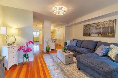 Image de Walking distance to Navy Stadium! No cleaning fees!