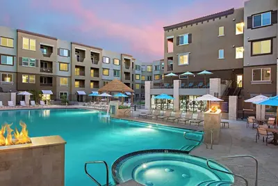 Image de Pure Suites One Bedroom Desert Ridge Gym Pool Pickleball Tennis Golf Simulator