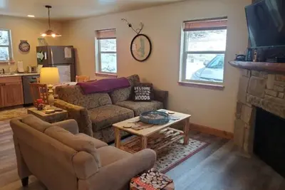 Image de Serene Woodside Cabin: Modern Amenities in Nature