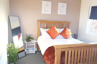 Image de Luxury king 🤴 bed living \"your Luxe Home Away\"