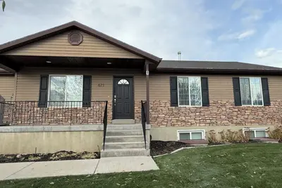 6 bedrooms, sleeps 16, Hot Tub, Theater  and game Rooms, Newly Renovated.