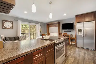 Image de Cozy Downtown 2nd Story Condo That Overlooks Pioneer Park