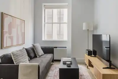 Image de Blueground | Financial District 2bd apartment