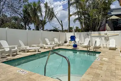 Image de Entire Island Paradise Cottages – Heated Pool, Tiki Hut, Walk to Beach, 8 Units, Sleeps 30