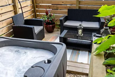 Image de ★HostWise Stays★ Private Hot Tub | King beds |1 Block from Butler!