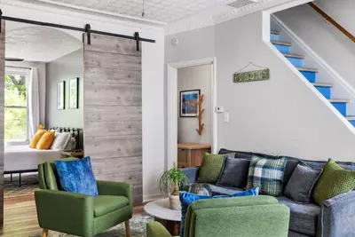 Image de *Hot Tub Fun* Light & Bright w/deck Walk to Butler!