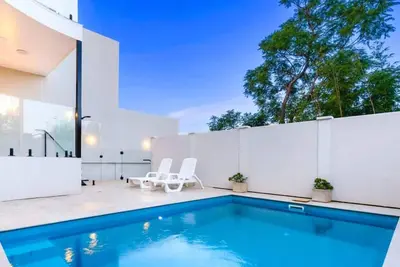 Image de Vista Heights  - Contemporary Entertainer