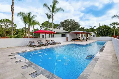 Image de 1 Mi to Boat Ramp: 'The Islander' Home w/ Yard