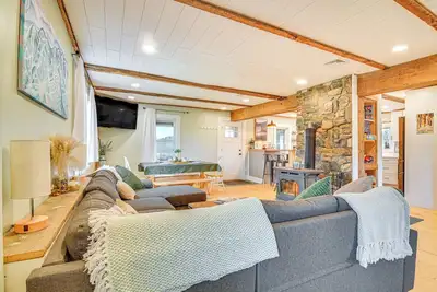 Image de 10 Mi to Skiing: Historic Farmhouse in Maine!