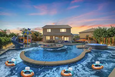 Image de Lazy River, mini Waterpark, Slides, Basketball Ct, Firepit, Arcades, 6 Bedrooms