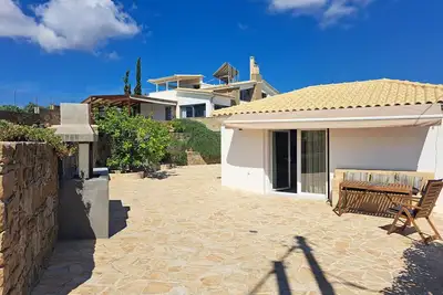 Image de Idyllically situated, small holiday home, on the edge of Assini, near Koroni, on