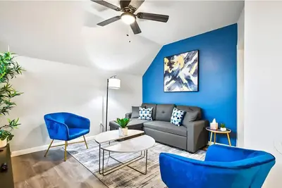 Image de Historic 2 Br apartment in Everett w/ modern comforts. Features Ac, full kitchen, W/D, and dedicated workspace. Only 4 mins to Providence Medical & close to Naval Station. Free street parking