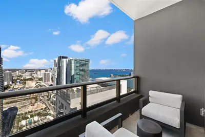 Image de Luxury 48fl Condo w/Free Parking