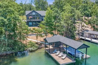 Image de Newly Built Waterfront Home on Capewood Drive!
