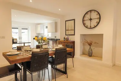 Contemporary & elegant, 3-bedroom house a short walk from Harrogate's center.