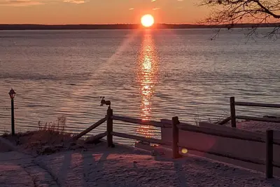 Image de Charming 2-bedroom cabin sits on 2. 5 acres on Hubbard Lake with WiFi access. \n\n