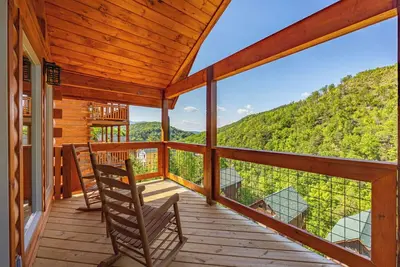 Image de *Gorgeous 3bd Cabin w/ Views! Hot Tub + Games! *