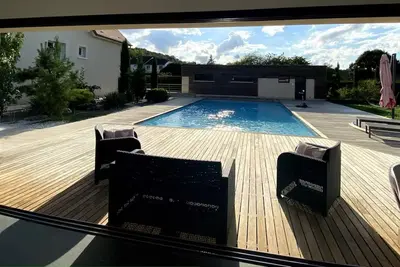 Image de Charmant logement au bord de la piscine, animaux de compagnie acceptés!