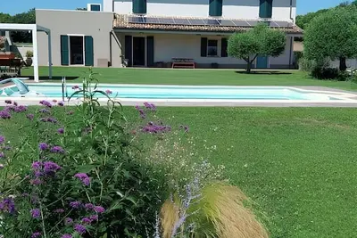Image de Villa with pool in the Pesaresi countryside a few kilometers from the sea