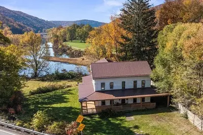 Image de 6 Bedroom Historic Waterfront Gem in Tionesta. Hunter’s Haven, Couples Retreat