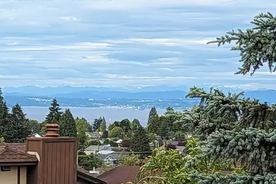 Image de 3 bed, 2 bath home with a bay view