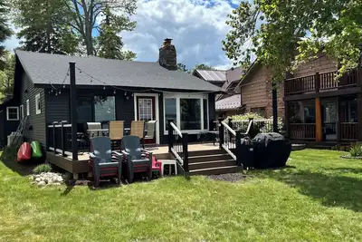 Image de Charming 3-bedroom, 1. 5 bath cottage on the lake and near Orv trails