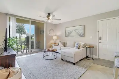 Image de 2-bedroom condo with resort style pool on Intracoastal waterway! \n5 min to beach