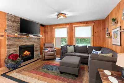 Image de Luxe Lodge in the Woods! With Sauna & Hot tub