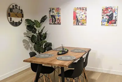 Image de Modern & Spacious 1-Bedroom Near Jacques Cartier Bridge, Metro, & Downtown!