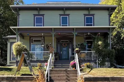 Image de Historical riverfront home in beautiful LeClaire. Kid and pet friendly!
