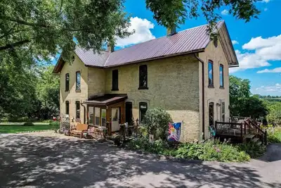 Image de Relax & Reboot in this Charming 2-Bedroom Townhome \n