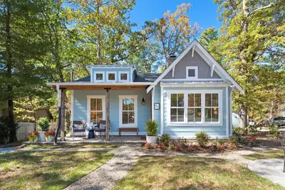 Image de Cozy Cottage within walking distance to all that Historic Flat Rock has to offer