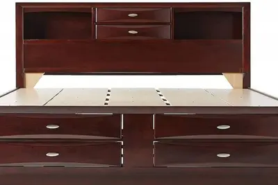 Image de Six individual Br with two shared bathrooms; block away from Train, bus & market